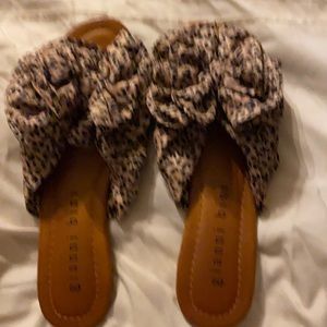 Ladies gianni bini size 7.5 leopard ruffle bow slides sandals